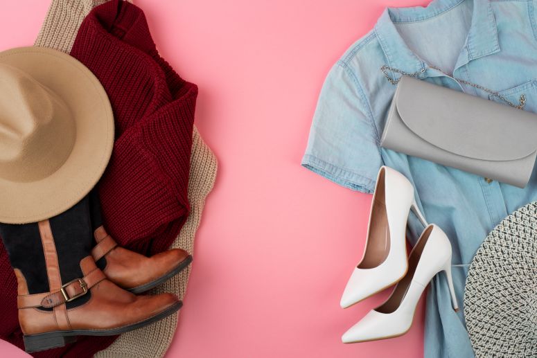 A imagem mostra roupas de inverno e verão femininas.