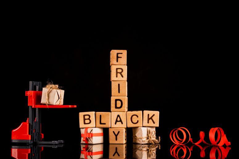 Cubos de letras de madeira formando as palavras"Black Friday"