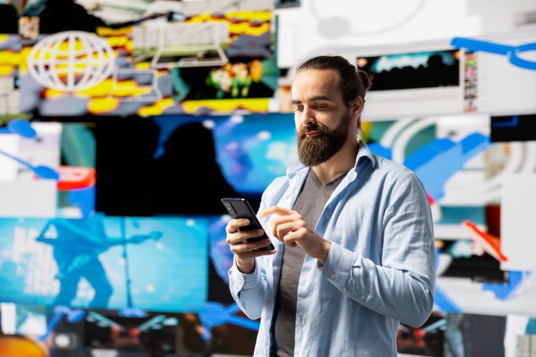 Homem mexendo em um celular moderno