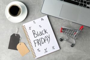 Um bloco de notas escrito "Black Friday".