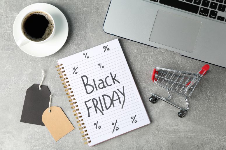 Um bloco de notas escrito "Black Friday".