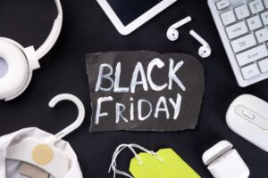 Papel preto escrito "Black Friday" de giz branco.