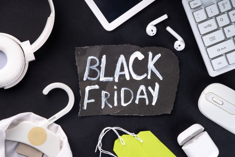 Papel preto escrito "Black Friday" de giz branco.