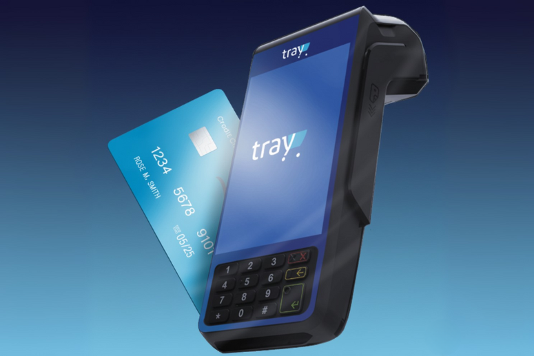 Uma maquininha de cartão na cor preta com a marca "tray" e um cartão de crédito azul sendo inserido, ambos flutuando em um fundo de degradê azul.