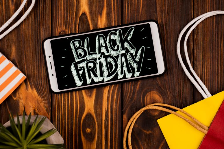 Um smartphone com a escrita Black Friday.