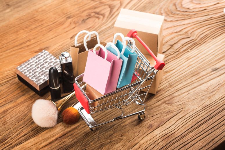 A imagem mostra um carrinho de compras no e-commerce cheio de produtos