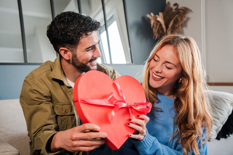 Namorados trocando presentes