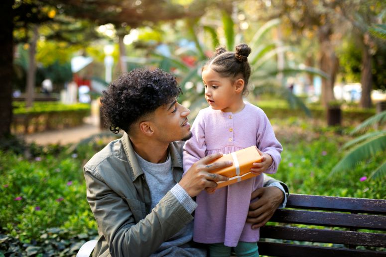 Filha presenteando o pai 
