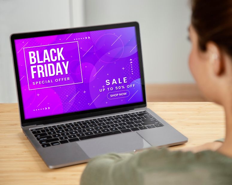 Consumidora vendo as promoções de Black Friday