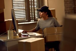 Mulher conferindo pedido para fazer entrega