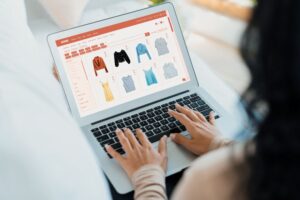 Mulher comprando em um site de e-commerce