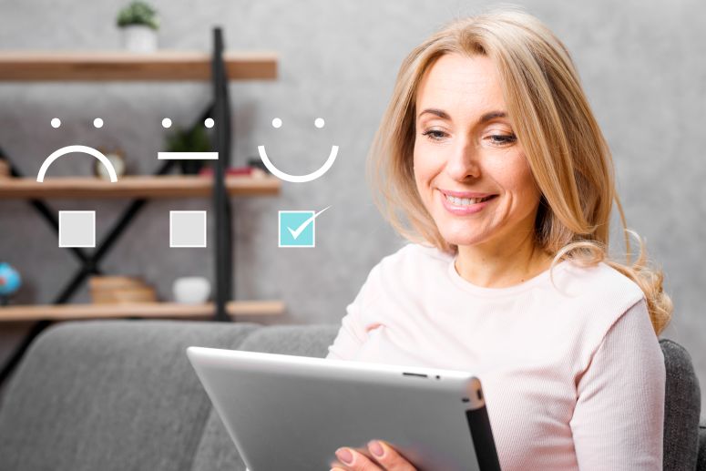 Mulher avaliando a reputação online de uma loja