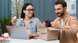 Casal de empreendedores preparando pedidos de venda online, representando a comparação entre Shopee e Mercado Livre para vender em marketplaces.