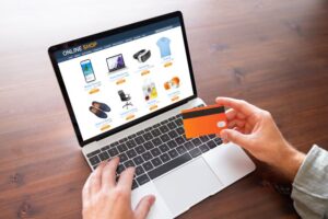 pessoa comprando em uma plataforma de e-comerce