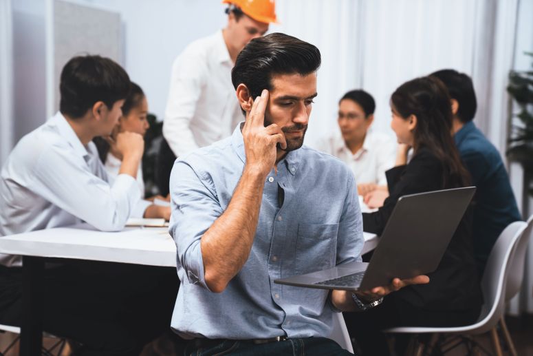 Emoresário vendo números preocupado