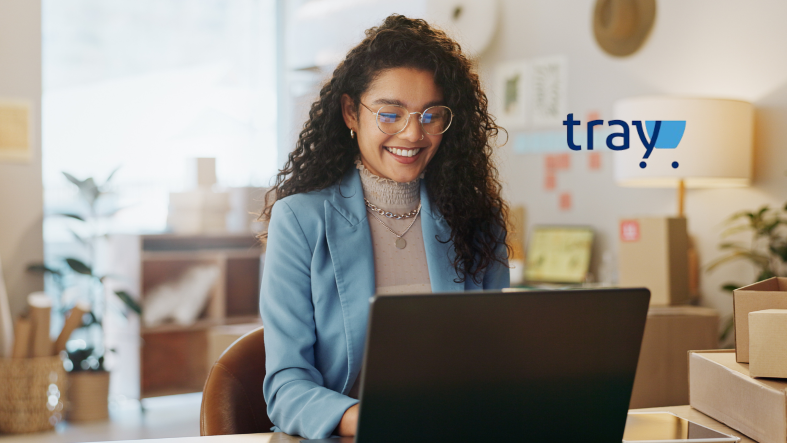 empreendedora usando notebook para administrar loja virtual com a plataforma Tray