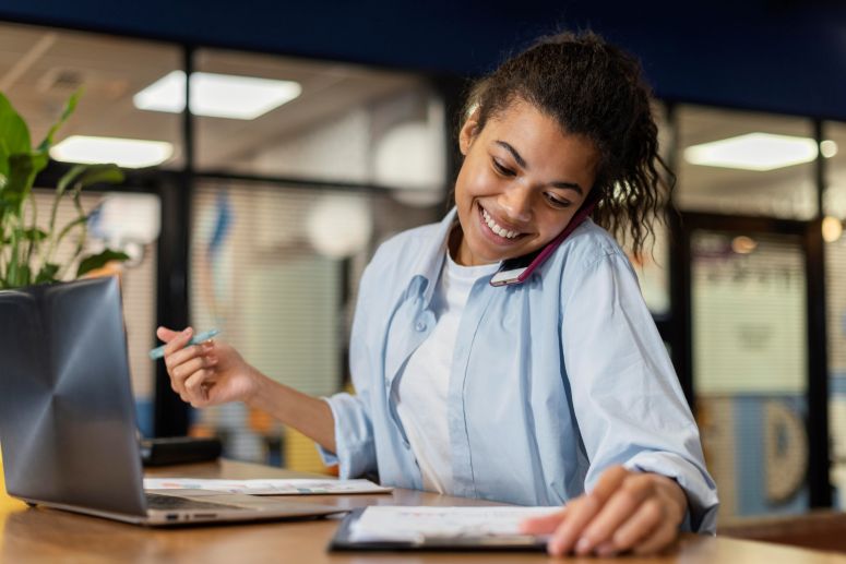 Alocação de recursos - Mulher conferindo contas sorridente