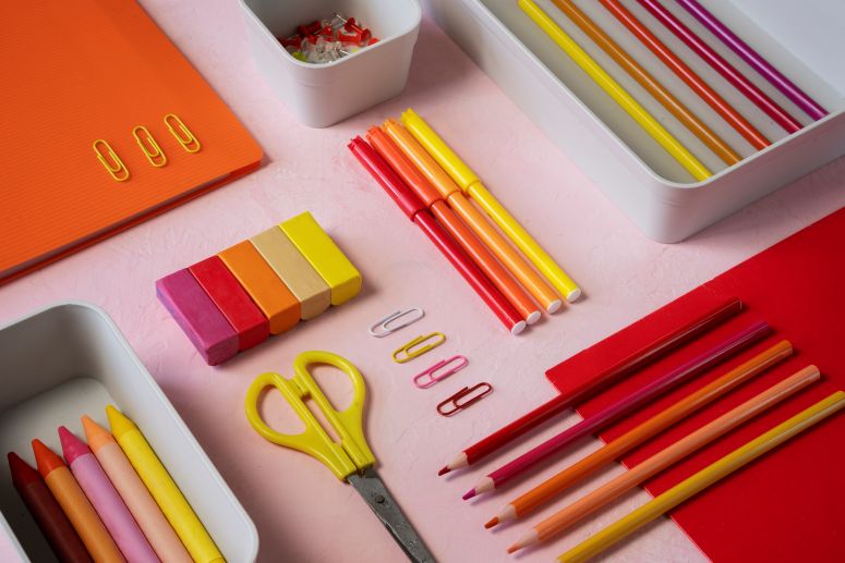 Itens de papelaria sobre uma mesa, organizados