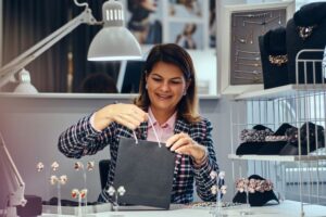 Mulher preparando pedido de semijoias.