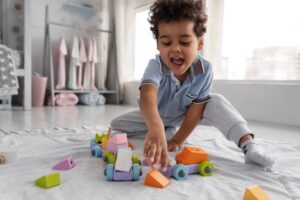 Criança brincando com brinquedos educativos