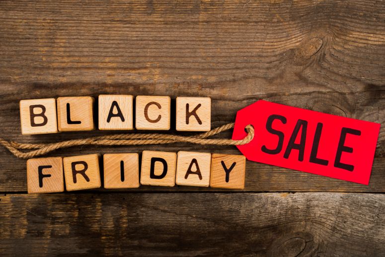 Blocos de letra de madeira, formando as palavras "Black Friday".