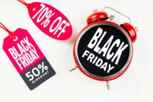 Etiquetas de desconto e um despertador com as palavras "Black Friday".