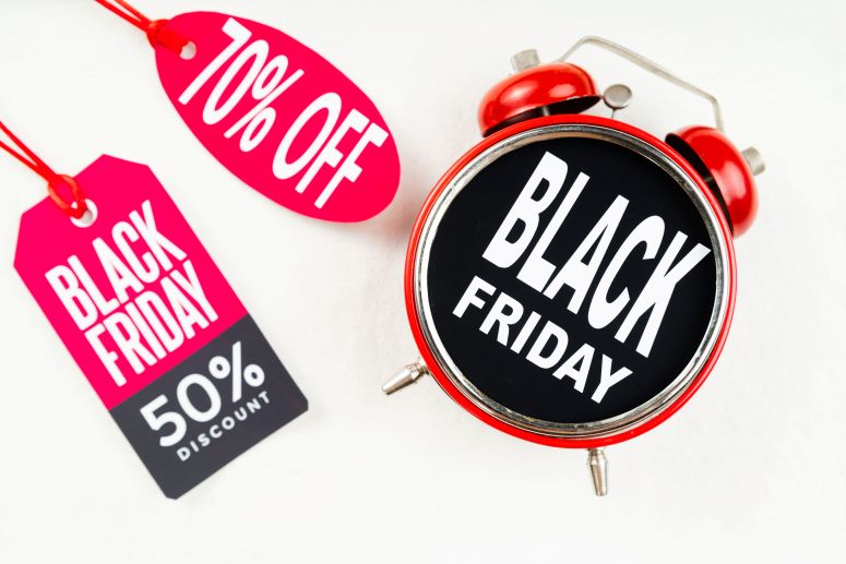 Etiquetas de desconto e um despertador com as palavras "Black Friday".